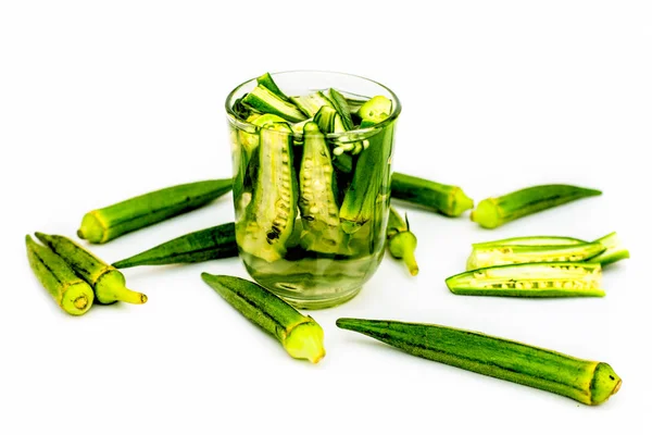 Popular Bebida Okra Aislado Blanco Con Algunas Vainas Okra Agua — Foto de Stock