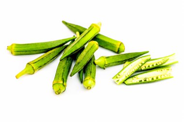 Ham taze bamya veya bayan parmağı beyaz izole.