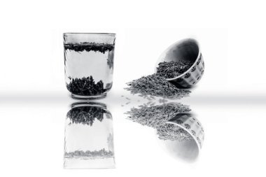 Beyaz arka plan üzerinde izole kase ham organik kimyon ile cam bitkisel detoksifiye içecek Jeera su 