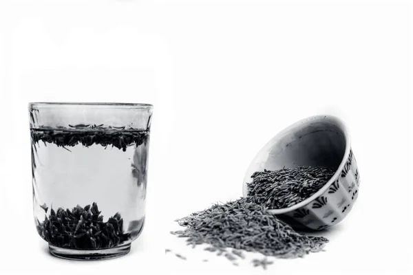Kräuterentgiftungsgetränk Jeera Wasser Glas Mit Rohem Bio Kreuzkümmel Schüssel Isoliert — Stockfoto