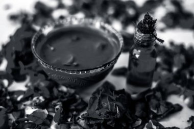 Bazı uçucu yağ veya yüzeye yayılmış bazı gül yaprakları ile birlikte bir cam şişede gül konsantrasyonu ile bir cam kase Gül Reçeli.