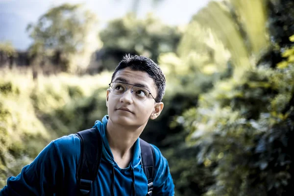 Retrato Tiro Adolescente Vestindo Shirt Cor Verde Roaming Nos Campos — Fotografia de Stock