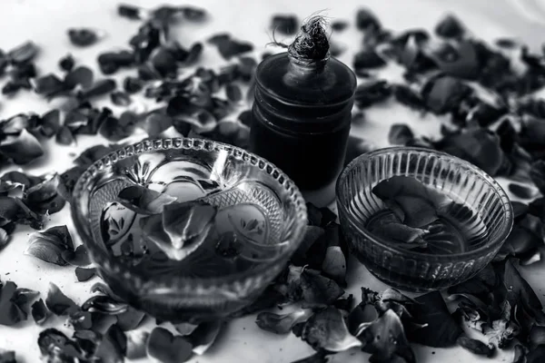 Συσκευασία Προσώπου Τριαντάφυλλο Που Απομονώνεται Αιθέριο Έλαιο Από Τριαντάφυλλο Αναμεμειγμένο — Φωτογραφία Αρχείου