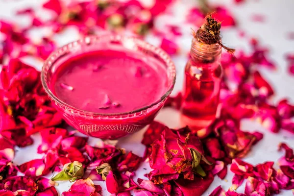 Rose Jam Een Glazen Kom Met Een Aantal Etherische Olie — Stockfoto