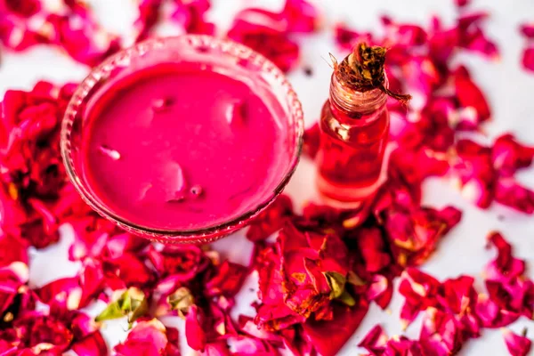 Marmellata Rose Una Ciotola Vetro Con Olio Essenziale Concentrazione Rosa — Foto Stock