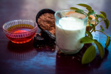 Ahşap yüzeyde şeytan gübresi tozu yüz maskesi yani bal ve süt ile iyice karıştırılmış hing tozu. Yüzeyde bulunan tüm ham maddeler ile birlikte anti-kuruluk için kullanılır.