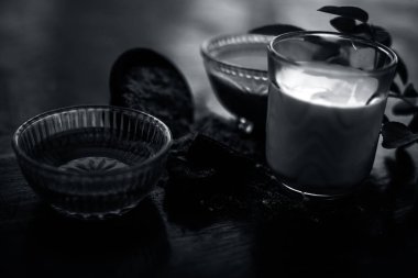 Ahşap yüzeyde şeytan gübresi tozu yüz maskesi yani bal ve süt ile iyice karıştırılmış hing tozu. Yüzeyde bulunan tüm ham maddeler ile birlikte anti-kuruluk için kullanılır.