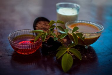 Ahşap yüzeyde şeytan gübresi tozu yüz maskesi yani bal ve süt ile iyice karıştırılmış hing tozu. Yüzeyde bulunan tüm ham maddeler ile birlikte anti-kuruluk için kullanılır.