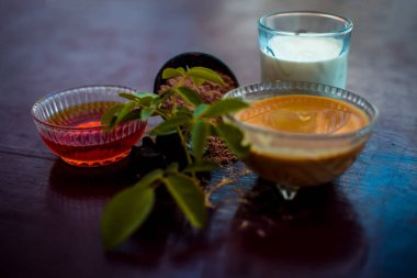 Ahşap yüzeyde şeytan gübresi tozu yüz maskesi yani bal ve süt ile iyice karıştırılmış hing tozu. Yüzeyde bulunan tüm ham maddeler ile birlikte anti-kuruluk için kullanılır.