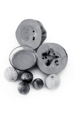 Taze sebze ve beyaz soslu meyve.