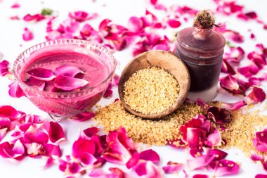 Gül suyu yüz paketi gül suyu iyi bir cam kase yulaf ve yüzeyde mevcut tüm ham maddeler ve gül yaprakları da bir demet ile karışık oluşan. Peeling ve yumuşatma için kullanılır.