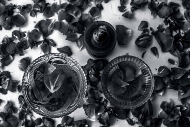 Gül suyu yüz paketi iyi bir cam kase ve cilt parlaklık için kullanılan yüzeyde mevcut tüm ham maddeler bal ile karışık gül esansiyel yağı ile izole.