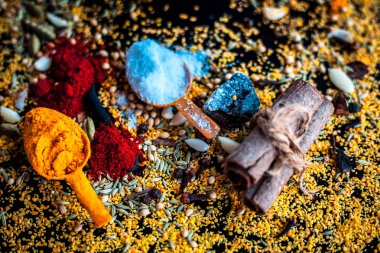 Siyah renkli parlak yüzeyüzerinde mango turşusu veya aam ka achar veya keri ka achar yapmak için Malzemeler.