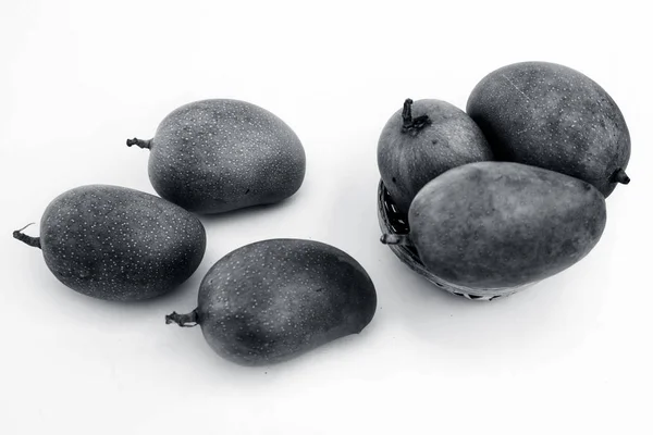 Ham Organik Kesar Mango Yüzeyde Bazı Ile Birlikte Bir Sepet — Stok fotoğraf