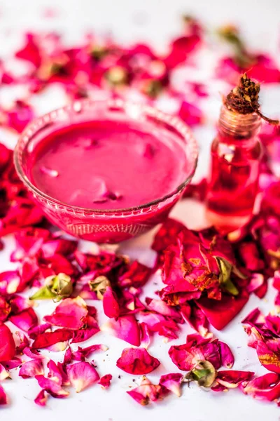 Rose Jam Een Glazen Kom Met Een Aantal Etherische Olie — Stockfoto