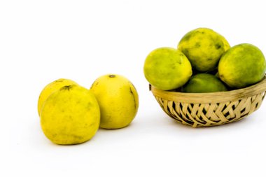 Ham organik taze limon bir sepet içinde beyaz izole.