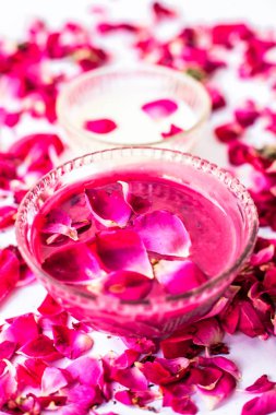 Gül yaprakları ve süt yüz paketi bazı gül yaprakları ve süt ile birlikte beyaz izole. Anlık parıltıiçin kullanılır.