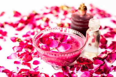 Beyaz yani gül yaprakları iyi bir cam kase ve tüm ham maddeler mevcut gül yağı ve gliserin ile karışık izole kuru ciltler için gül yüz paketi.