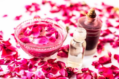 Beyaz yani gül yaprakları iyi bir cam kase ve tüm ham maddeler mevcut gül yağı ve gliserin ile karışık izole kuru ciltler için gül yüz paketi.