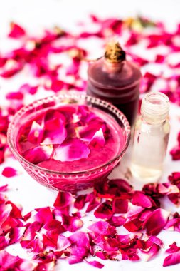 Beyaz yani gül yaprakları iyi bir cam kase ve tüm ham maddeler mevcut gül yağı ve gliserin ile karışık izole kuru ciltler için gül yüz paketi.