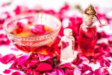 Beyaz yani gül yaprakları iyi bir cam kase ve tüm ham maddeler mevcut gül yağı ve gliserin ile karışık izole kuru ciltler için gül yüz paketi.