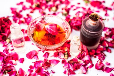 Beyaz yani gül yaprakları iyi bir cam kase ve tüm ham maddeler mevcut gül yağı ve gliserin ile karışık izole kuru ciltler için gül yüz paketi.