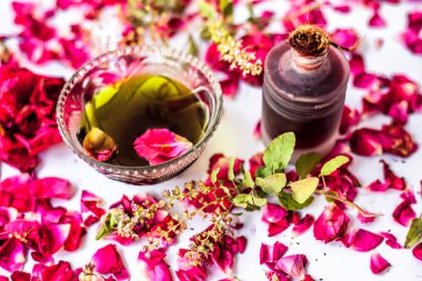 Yüz paketi temiz güneş yanıkları ve döküntüleri beyaz yani Gül suyu kuyusu tulsi suyu ile karışık izole temizleyin. Yüzeyde bulunan tüm bileşenler.