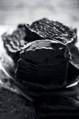 Çikolatalı dondurma dolu cam çanak kapatın.