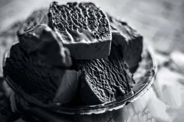 Çikolatalı dondurma dolu cam çanak kapatın.