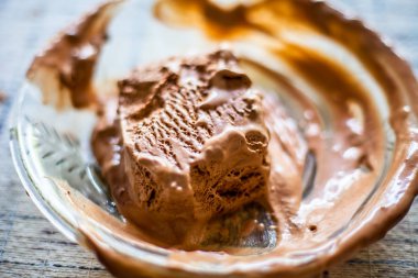 Çikolatalı dondurma dolu cam çanak kapatın.