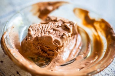 Çikolatalı dondurma dolu cam çanak kapatın.