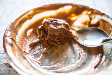 Çikolatalı dondurma dolu cam çanak kapatın.