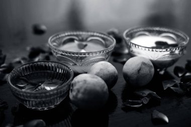 Çiğ süt, bal ve limon suyundan oluşan ahşap yüzeyde daha parlak ciltler için kullanılan cam bir kapta süt yüz paketi.