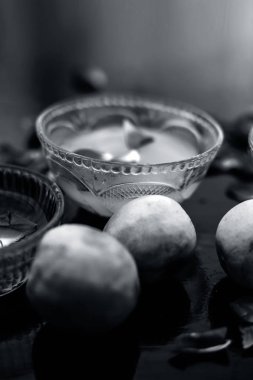 Çiğ süt, bal ve limon suyundan oluşan ahşap yüzeyde daha parlak ciltler için kullanılan cam bir kapta süt yüz paketi.