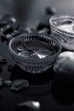 Çiğ süt, bal ve limon suyundan oluşan ahşap yüzeyde daha parlak ciltler için kullanılan cam bir kapta süt yüz paketi.