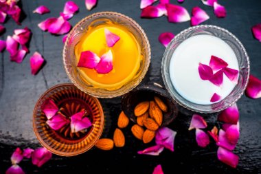 Süt ve badem yüz paketi siyah renkli parlak yüzey yani Çiğ süt, badem, bal iyi bir cam kase karışık ve Ex-foliate cilt için kullanılan