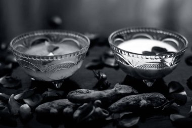 Tüm ham maddeler ile birlikte bir cam kase içinde çiğ süt, zerdeçal veya haldi ve badam oluşan siyah parlak yüzeyüzerinde Süt yüz paketi.