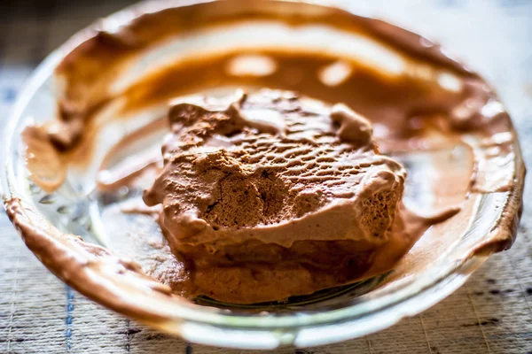 Çikolatalı dondurma dolu cam çanak kapatın.