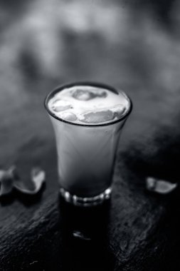 Popüler Hint yaz ve Ramada siyah parlak yüzey yani Chikoo falooda veya chikoo sallamak veya chikoo ka şerbat içki.