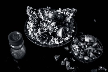 Popüler Hint & Asya keşmir yemeği yani yakhni veya akhni bir cam tabak ta bazı salata ve tuz siyah renkli parlak yüzey i.