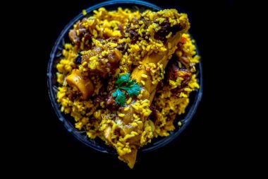 Popüler Hint & Asya keşmir yemeği yani yakhni veya akhni bir cam tabak ta bazı salata ve tuz siyah renkli parlak yüzey i.
