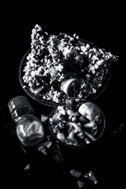 Popüler Hint & Asya keşmir yemeği yani yakhni veya akhni bir cam tabak ta bazı salata ve tuz siyah renkli parlak yüzey i.