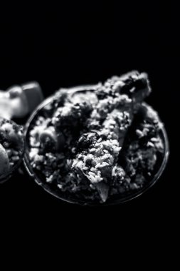 Popüler Hint & Asya keşmir yemeği yani yakhni veya akhni bir cam tabak ta bazı salata ve tuz siyah renkli parlak yüzey i.