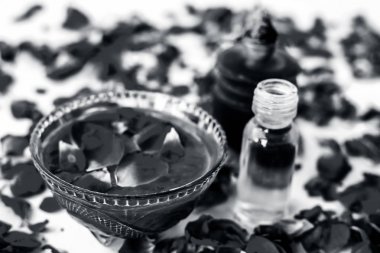 Beyaz yani gül yaprakları iyi bir cam kase ve tüm ham maddeler mevcut gül yağı ve gliserin ile karışık izole kuru ciltler için gül yüz paketi.