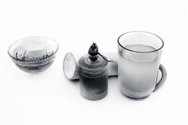 Beyaz yani şişe kabare suyu iyi bir cam bardak ve yüzeyde mevcut tüm ham maddeler zeytinyağı ile karıştırılır izole gri saçlar için saç çare.