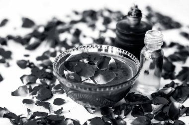 Beyaz yani gül yaprakları iyi bir cam kase ve tüm ham maddeler mevcut gül yağı ve gliserin ile karışık izole kuru ciltler için gül yüz paketi.