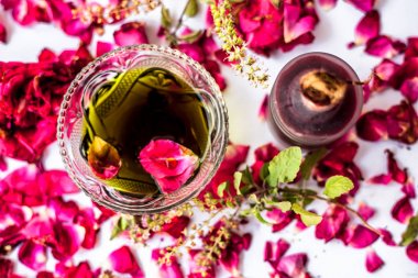 Yüz paketi temiz güneş yanıkları ve döküntüleri beyaz yani Gül suyu kuyusu tulsi suyu ile karışık izole temizleyin. Yüzeyde bulunan tüm bileşenler.