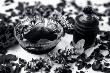 Beyaz yani gül yaprakları iyi bir cam kase ve tüm ham maddeler mevcut gül yağı ve gliserin ile karışık izole kuru ciltler için gül yüz paketi.;