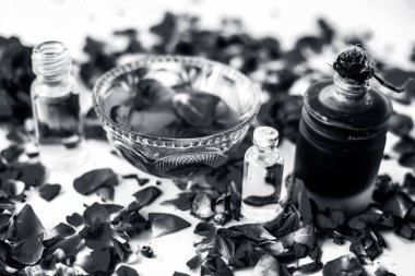 Beyaz yani gül yaprakları iyi bir cam kase ve tüm ham maddeler mevcut gül yağı ve gliserin ile karışık izole kuru ciltler için gül yüz paketi.;