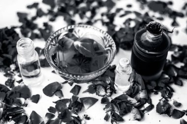 Beyaz yani gül yaprakları iyi bir cam kase ve tüm ham maddeler mevcut gül yağı ve gliserin ile karışık izole kuru ciltler için gül yüz paketi.;